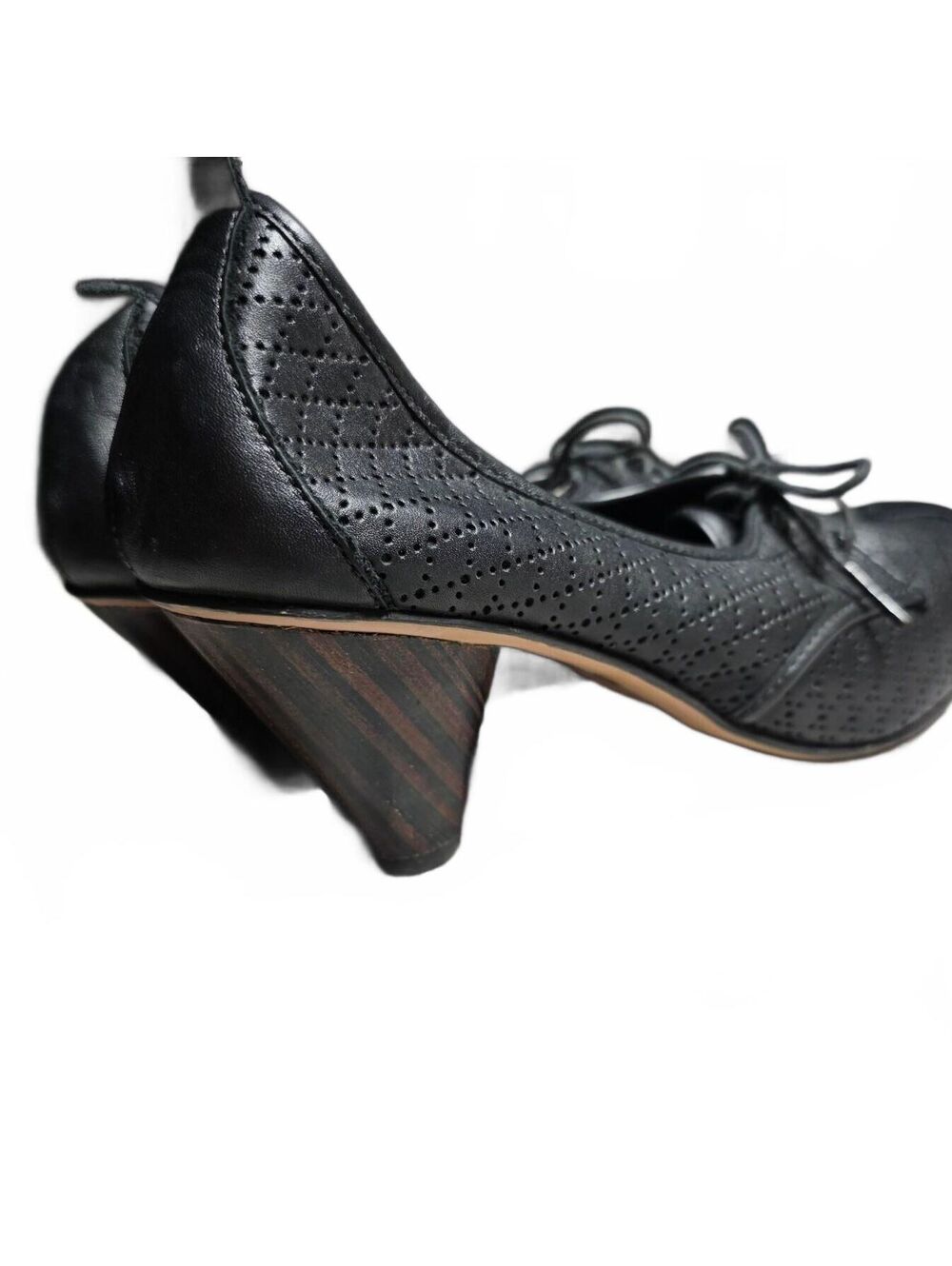 Wmn's 9.5 - J. Shoes - Leather oxford w/ vintage detail and wooden heel